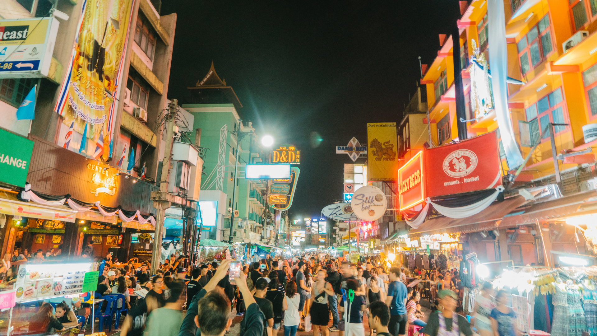 Backpacker chaos on Khao San Road at night